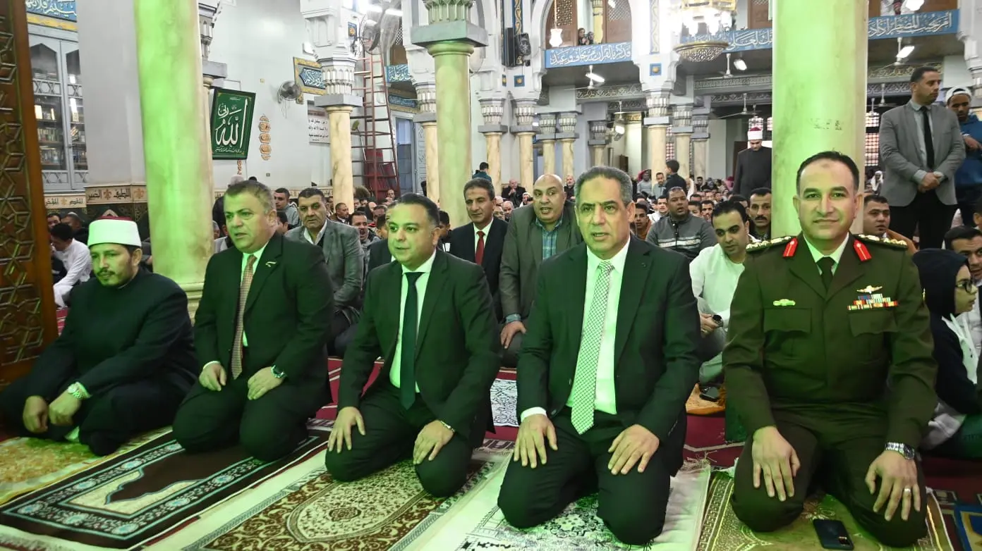 مدير الأمن ونائب محافظ البحيرة يؤديان صلاة عيد الفطر بمسجد التوبة بدمنهور - img 20260320 wa0033