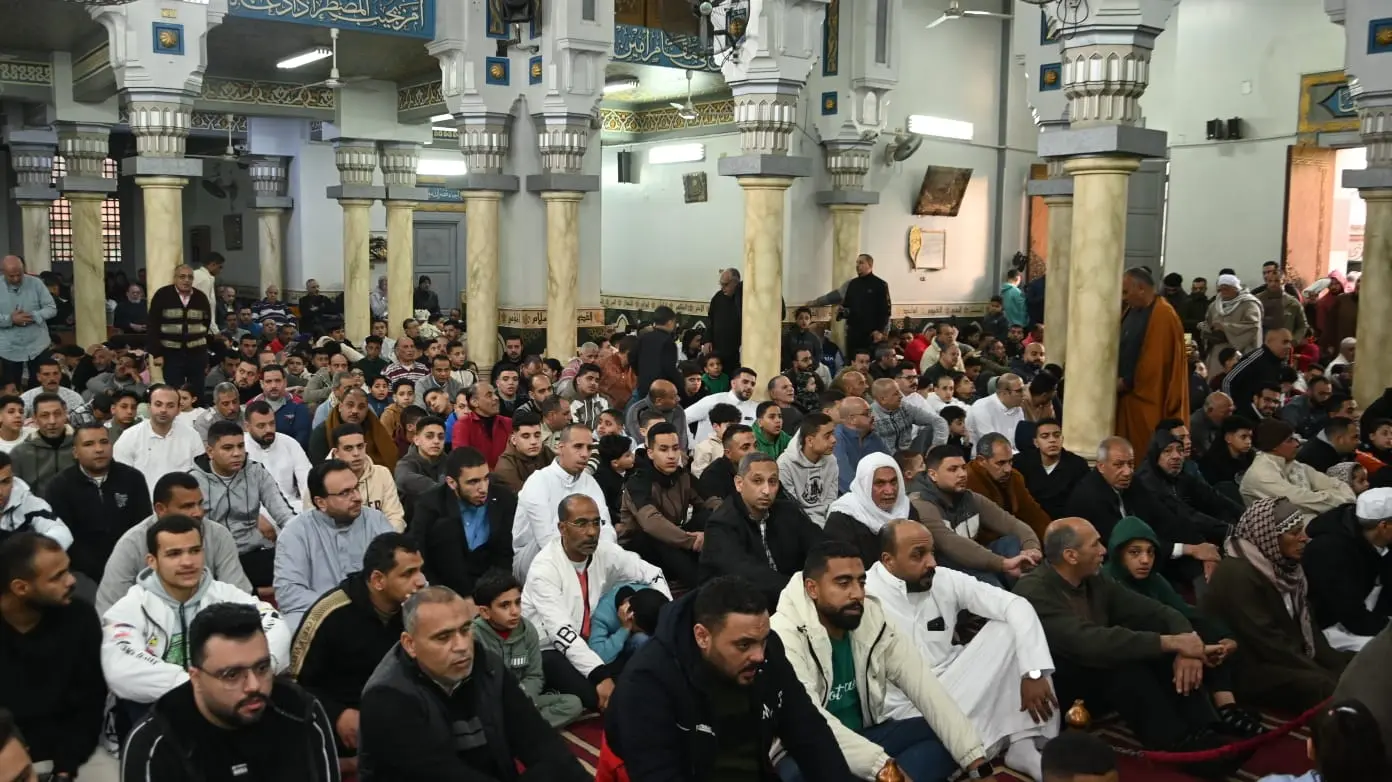 مدير الأمن ونائب محافظ البحيرة يؤديان صلاة عيد الفطر بمسجد التوبة بدمنهور - img 20260320 wa0034