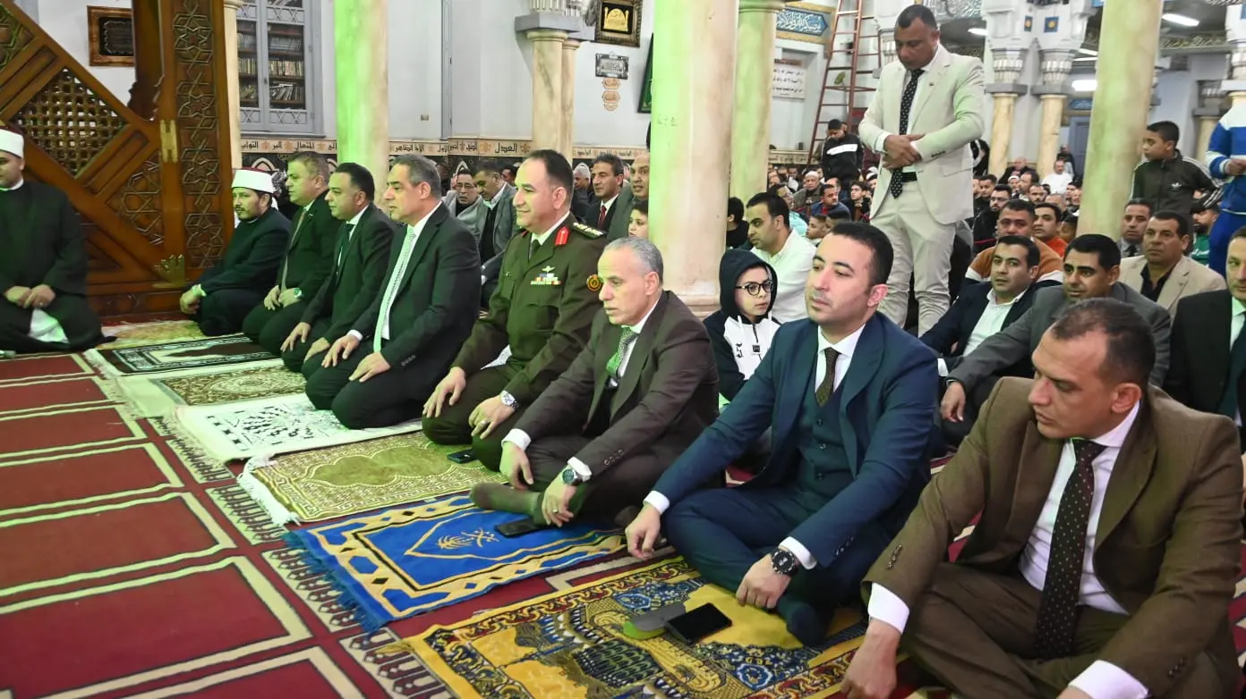 مدير أمن البحيرة ونائب المحافظ يؤديان صلاة عيد الفطر بمسجد التوبة بدمنهور