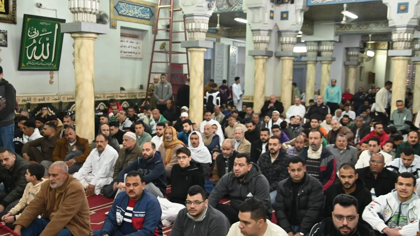 مدير الأمن ونائب محافظ البحيرة يؤديان صلاة عيد الفطر بمسجد التوبة بدمنهور - img 20260320 wa0038
