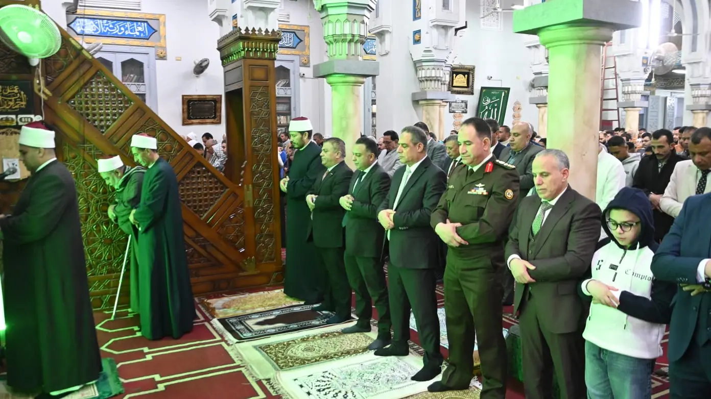 مدير الأمن ونائب محافظ البحيرة يؤديان صلاة عيد الفطر بمسجد التوبة بدمنهور - img 20260320 wa0039