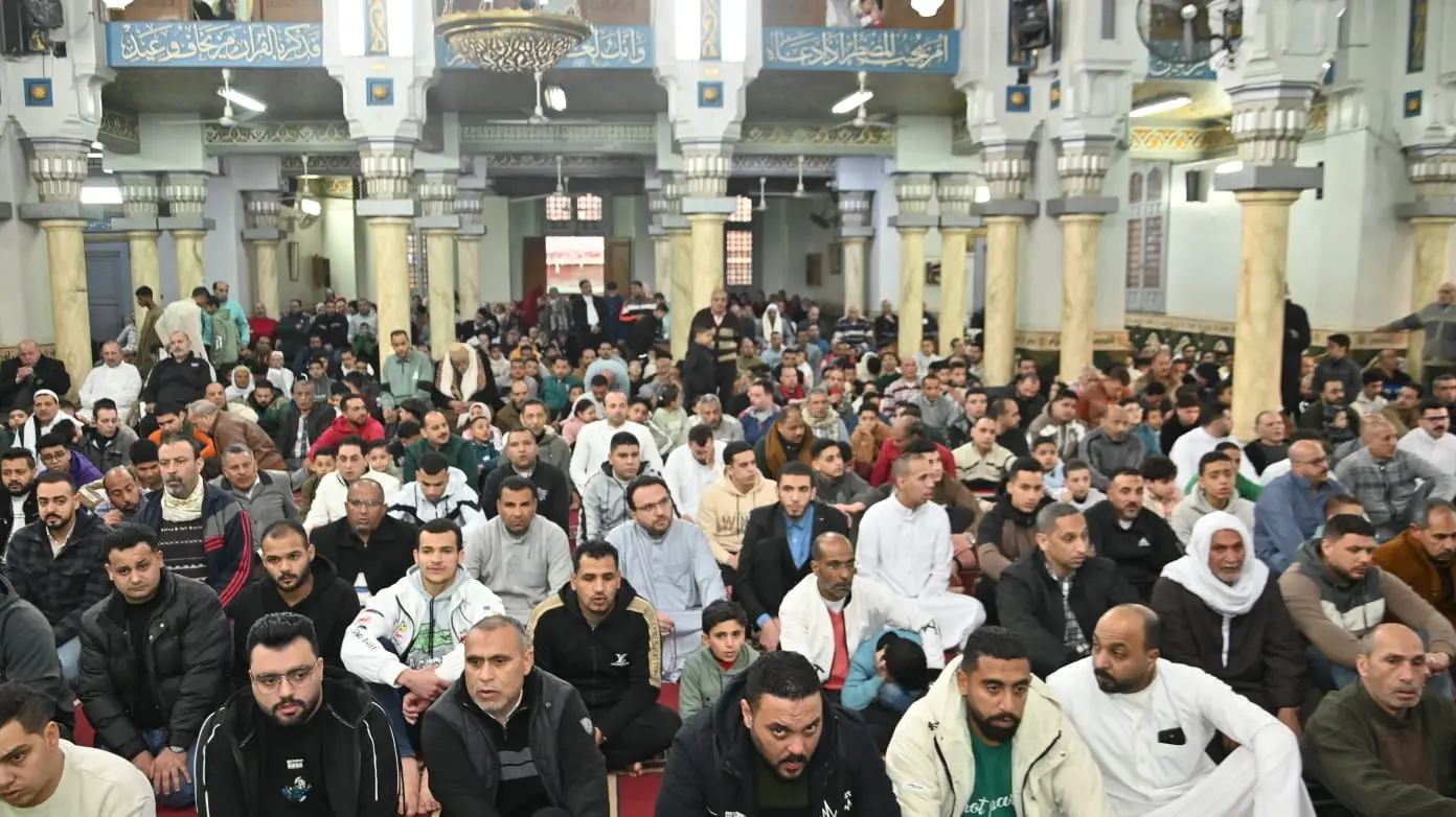 مدير الأمن ونائب محافظ البحيرة يؤديان صلاة عيد الفطر بمسجد التوبة بدمنهور - img 20260320 wa0040