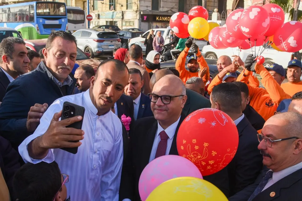بالصور.. محافظ الإسكندرية يجري جولة على طريق الكورنيش لمشاركة المواطنين فرحة عيد الفطر المبارك