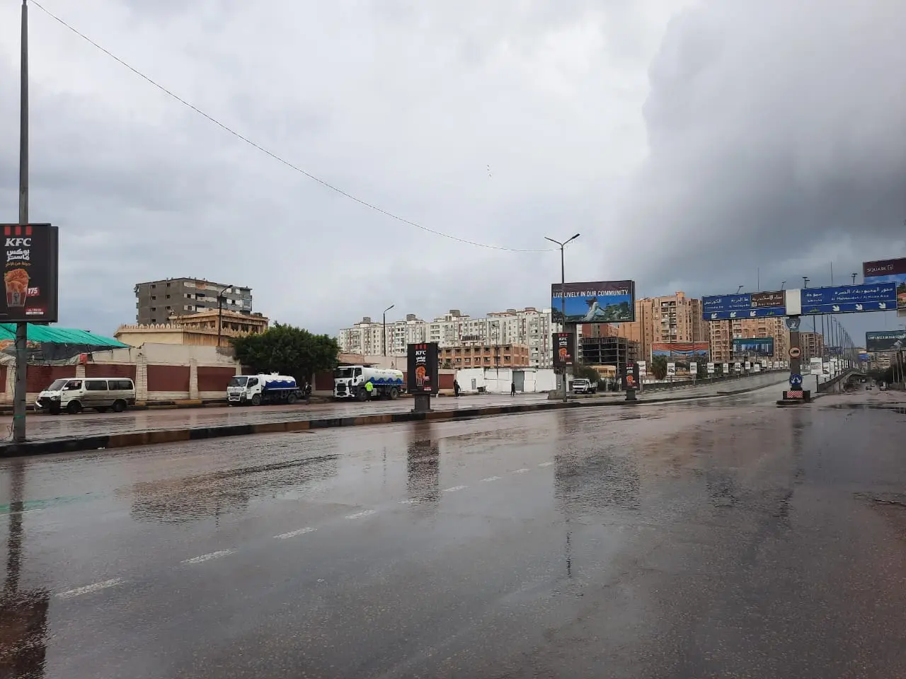 رئيس صرف الإسكندرية يتفقد منطقة وسط لمتابعة جهود التعامل مع مياه الأمطار