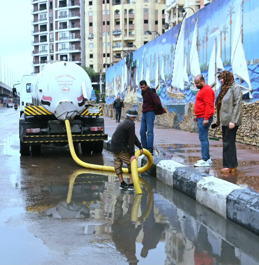 محافظ البحيرة: إنتشار أكثر من 1500 معدة وطاقم بكافة المناطق لرفع تراكمات مياه  الأمطار أولًا بأول