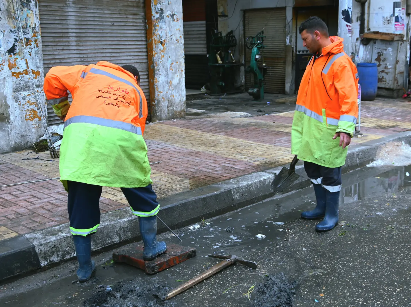 محافظ البحيرة: إنتشار أكثر من 1500 معدة وطاقم بكافة المناطق لرفع تراكمات مياه  الأمطار أولًا بأول - img 20260325 wa0037