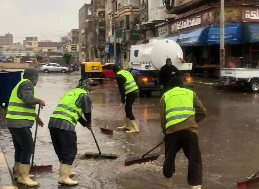 محافظ البحيرة: إنتشار أكثر من 1500 معدة وطاقم بكافة المناطق لرفع تراكمات مياه  الأمطار أولًا بأول - img 20260325 wa0042