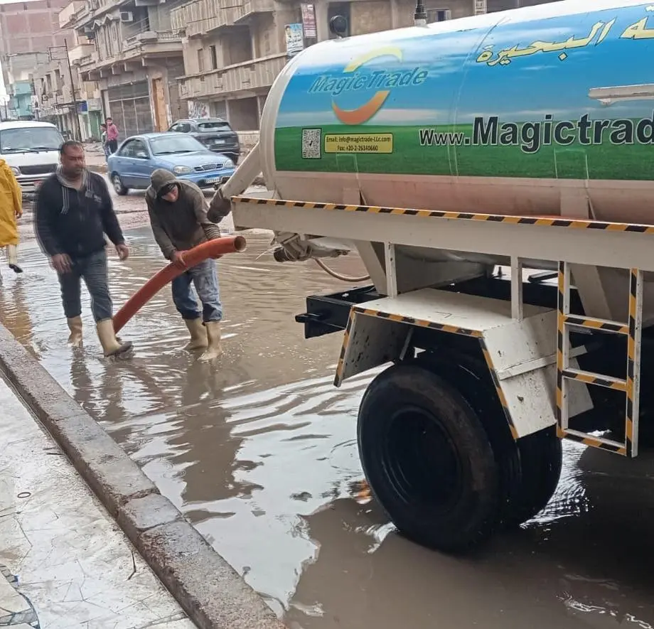 محافظ البحيرة: إنتشار أكثر من 1500 معدة وطاقم بكافة المناطق لرفع تراكمات مياه  الأمطار أولًا بأول - img 20260325 wa0043