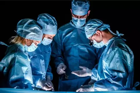 فريق طبي بمستشفى الفشن المركزي ينجح في إنقاذ سيدة والحفاظ على رحمها بعد مضاعفات قيصرية