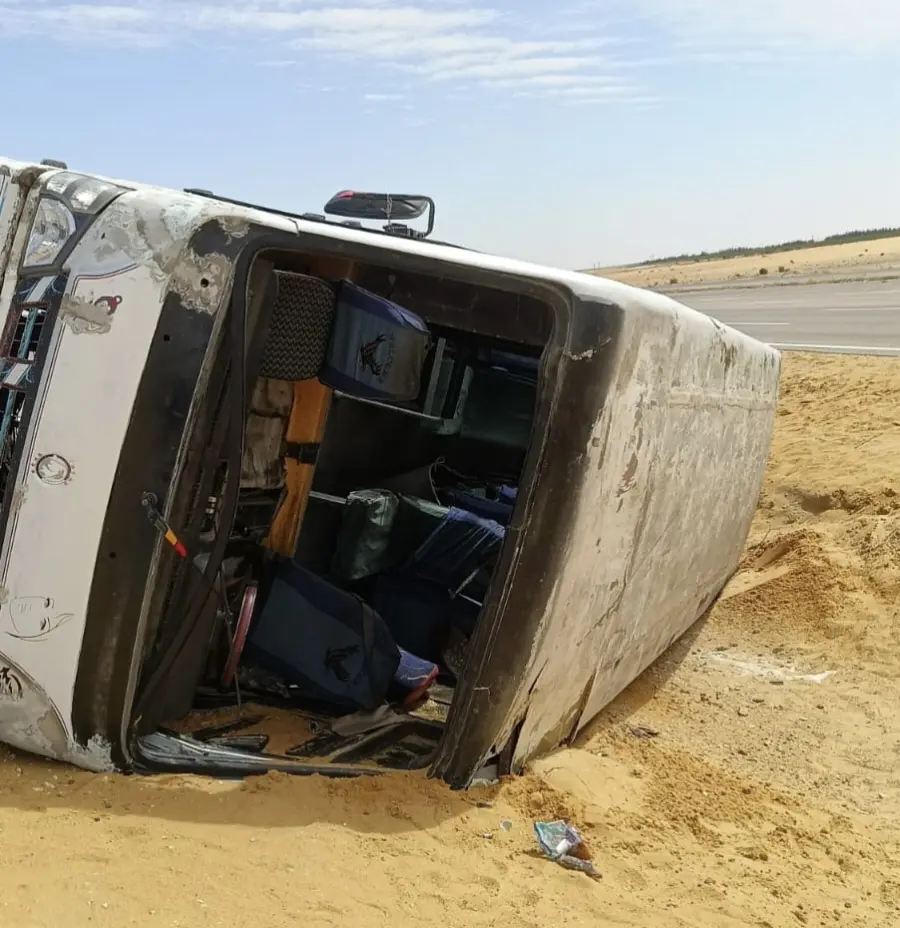 من بينهم سودانى الجنسية.. إصابة 12  شخصاً إثر إنقلاب أتوبيس بمحور الضبعة بالبحيرة