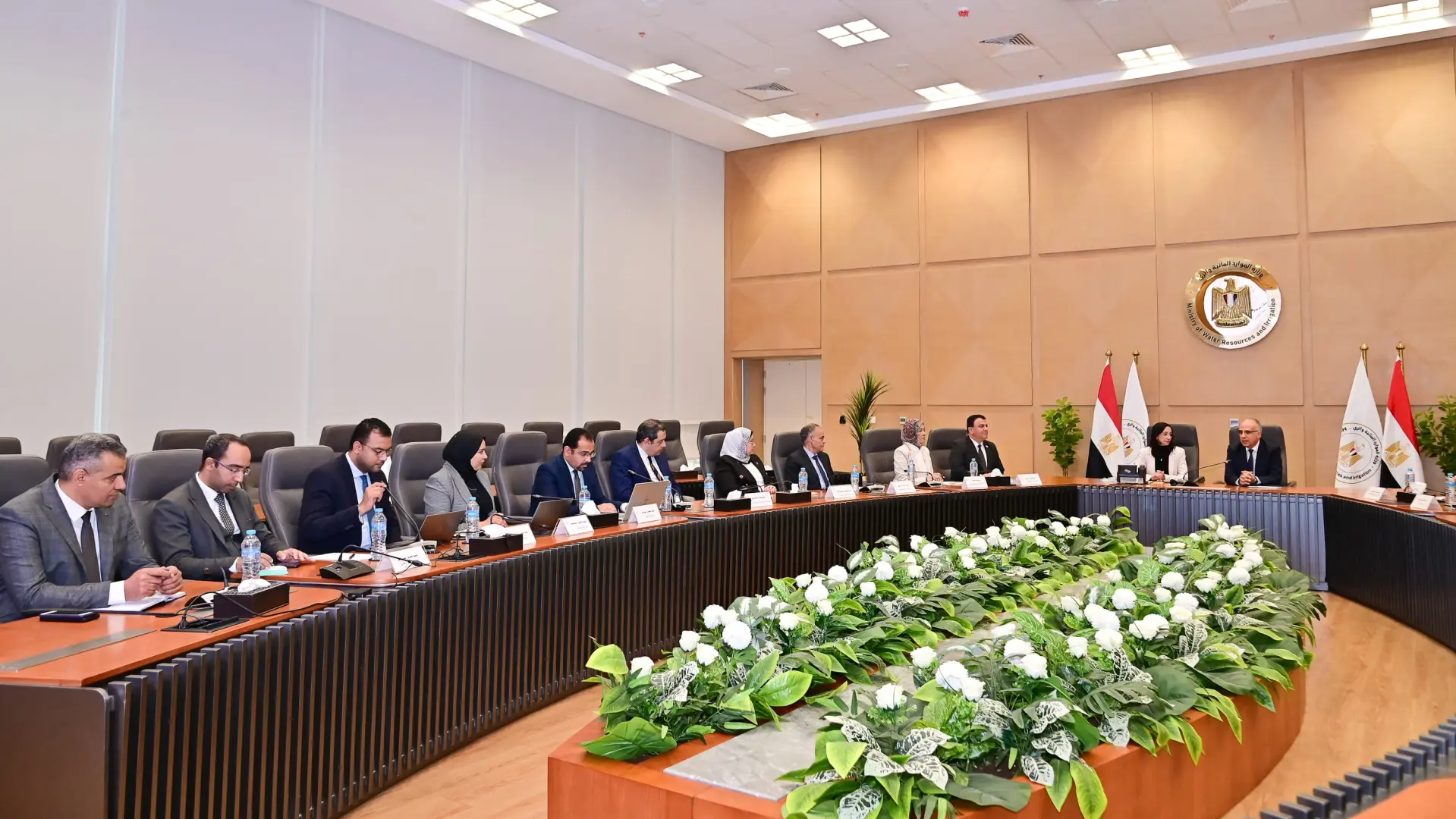 وزير الري ومحافظ البحيرة يناقشان تعزيز التعاون المشترك، ويبحثان حالة المنظومة المائية بالمحافظة - img 20260404 wa0041