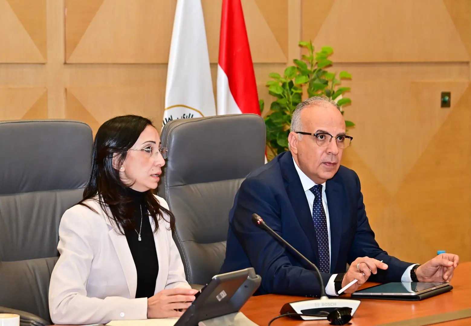 وزير الري ومحافظ البحيرة يناقشان تعزيز التعاون المشترك، ويبحثان حالة المنظومة المائية بالمحافظة - img 20260404 wa0042