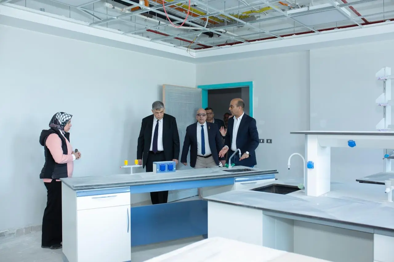 وزير الصحة الأسبق ورئيس جامعة دمنهور يتفقدا أعمال التشطيبات لمبنى كلية الطب والمستشفى الجامعي - img 20260404 wa0073