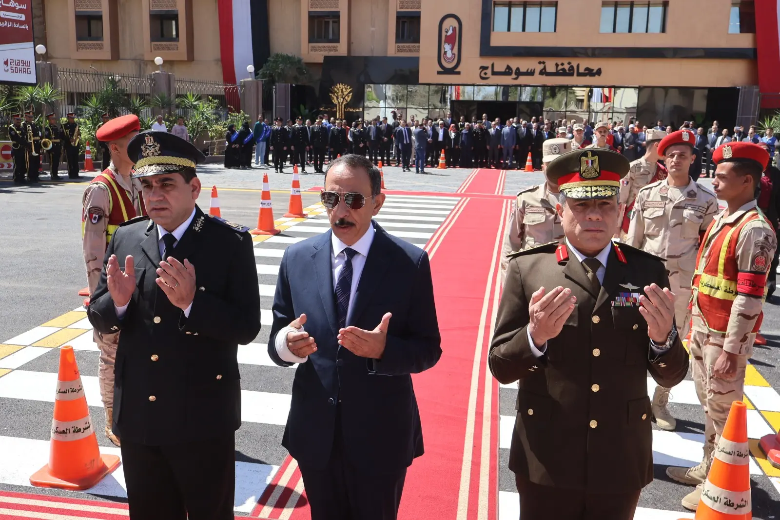محافظ سوهاج يضع إكليل الزهور على النصب التذكاري لشهداء المحافظة في الذكرى 227 للعيد القومي