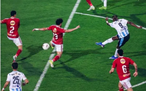 نجم الأهلي يتلقى عرضاً مغرياً من بيراميدز