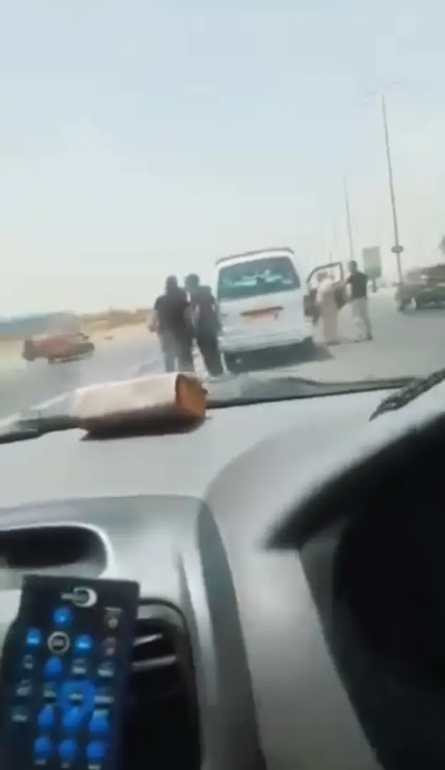 فيديو يهز الفيوم.. سائق ميكروباص يعتدي على مسن بسبب طلب التوقف بالطريق الصحراوي