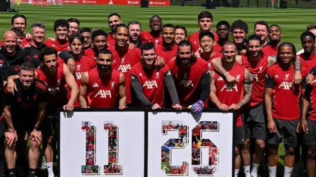 ليفربول يودع محمد صلاح وروبرتسون بهدايا تذكارية