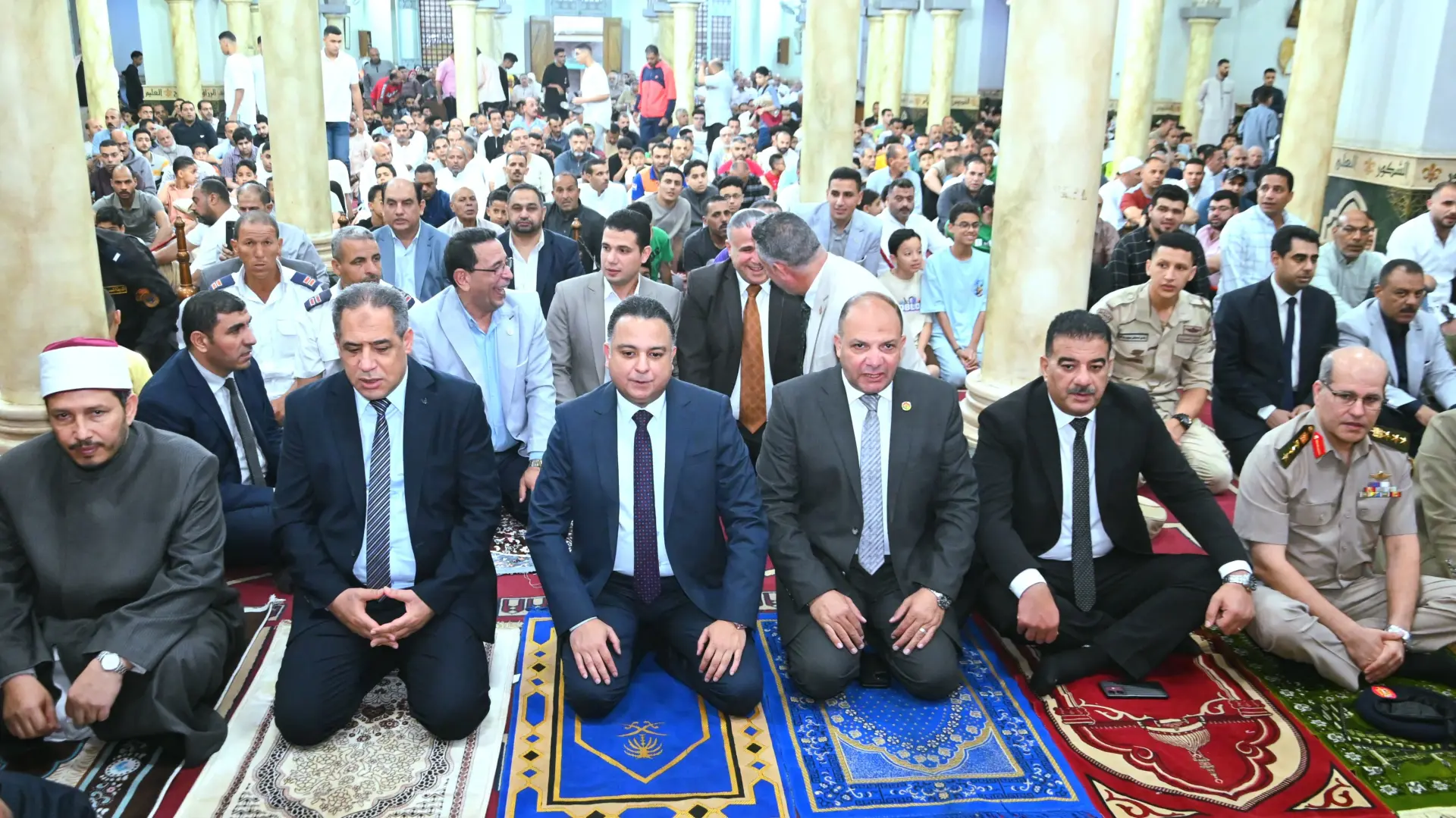 مدير أمن البحيرة  ونائب المحافظ والقيادات التنفيذية والأمنية والشعبية يؤدون صلاة العيد بمسجد التوبة بدمنهور