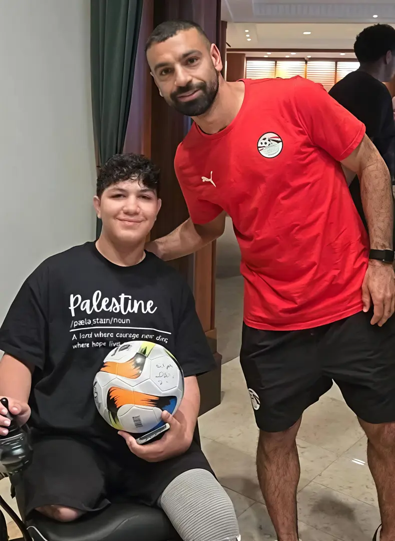 محمد صلاح وحسام حسن يستقبلان مشجعًا فلسطينيًا في معسكر الفراعنة بأمريكا
