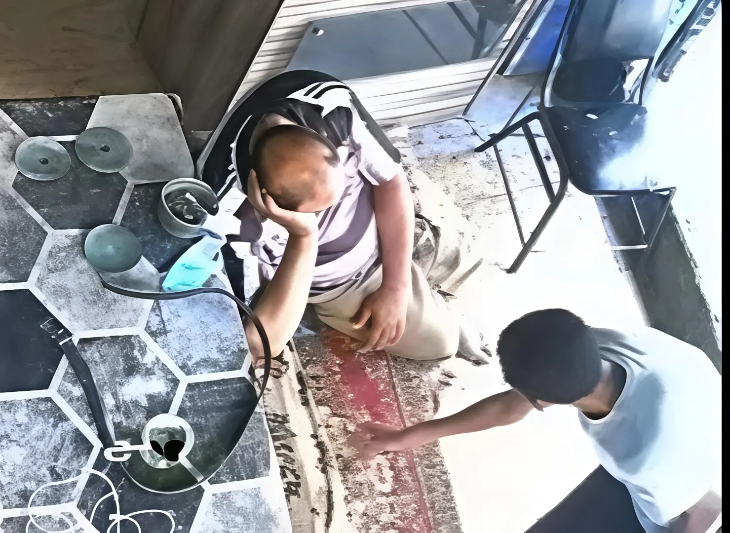 بعد تداول الفيديو.. الأمن يفحص واقعة سرقة مسن أثناء نومه بنجع حمادي
