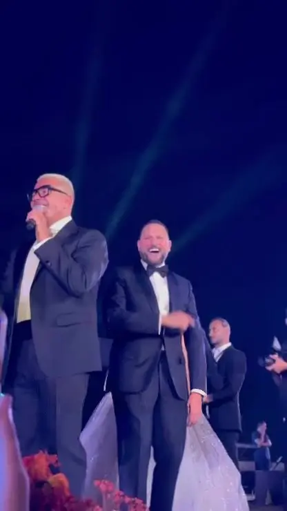 فيديو يثير الجدل.. باسم سمرة يحاول تقبيل عمرو دياب والهضبة يكتفي بتحية من بعيد