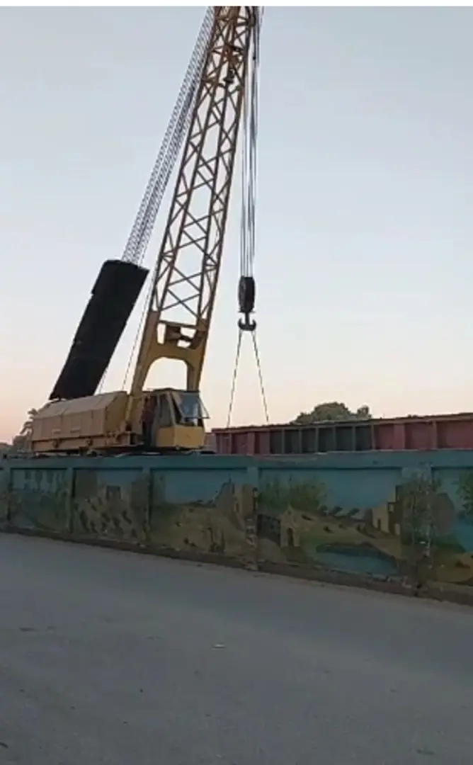 ونش الإنقاذ يبدأ رفع عربة قطار البضائع الخارجة عن القضبان في سوهاج.. وجهود مكثفة لإعادة التشغيل