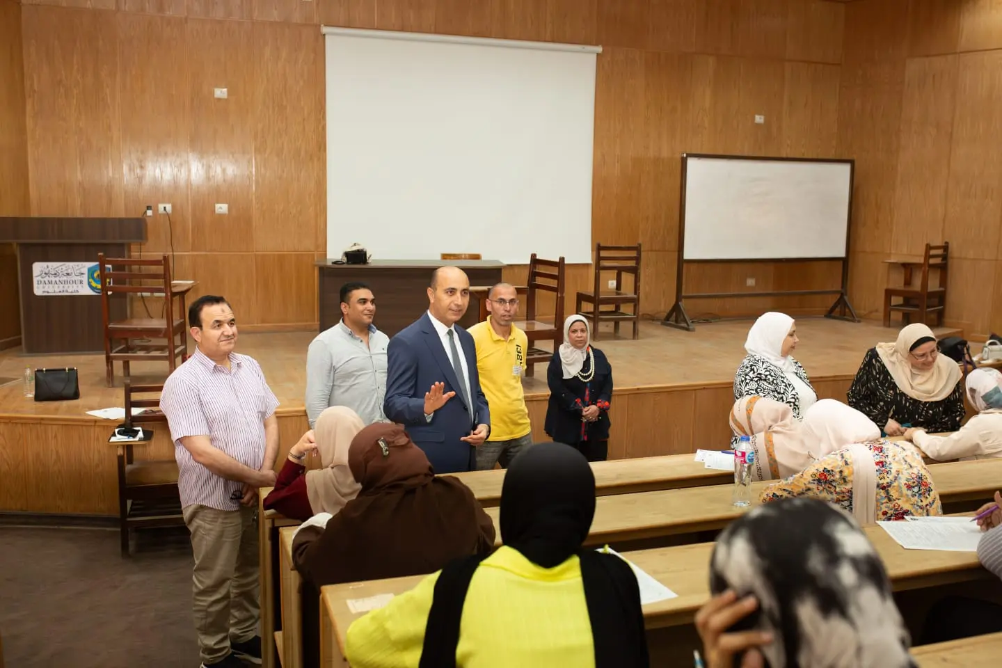 رئيس جامعة دمنهور يتفقد امتحانات الدراسات العليا بكلية العلوم
