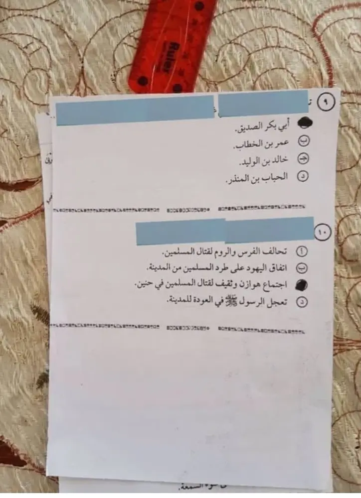 مفرش سفرة ومسطرة حمراء يقودان لكشف مسرب امتحان الدين
