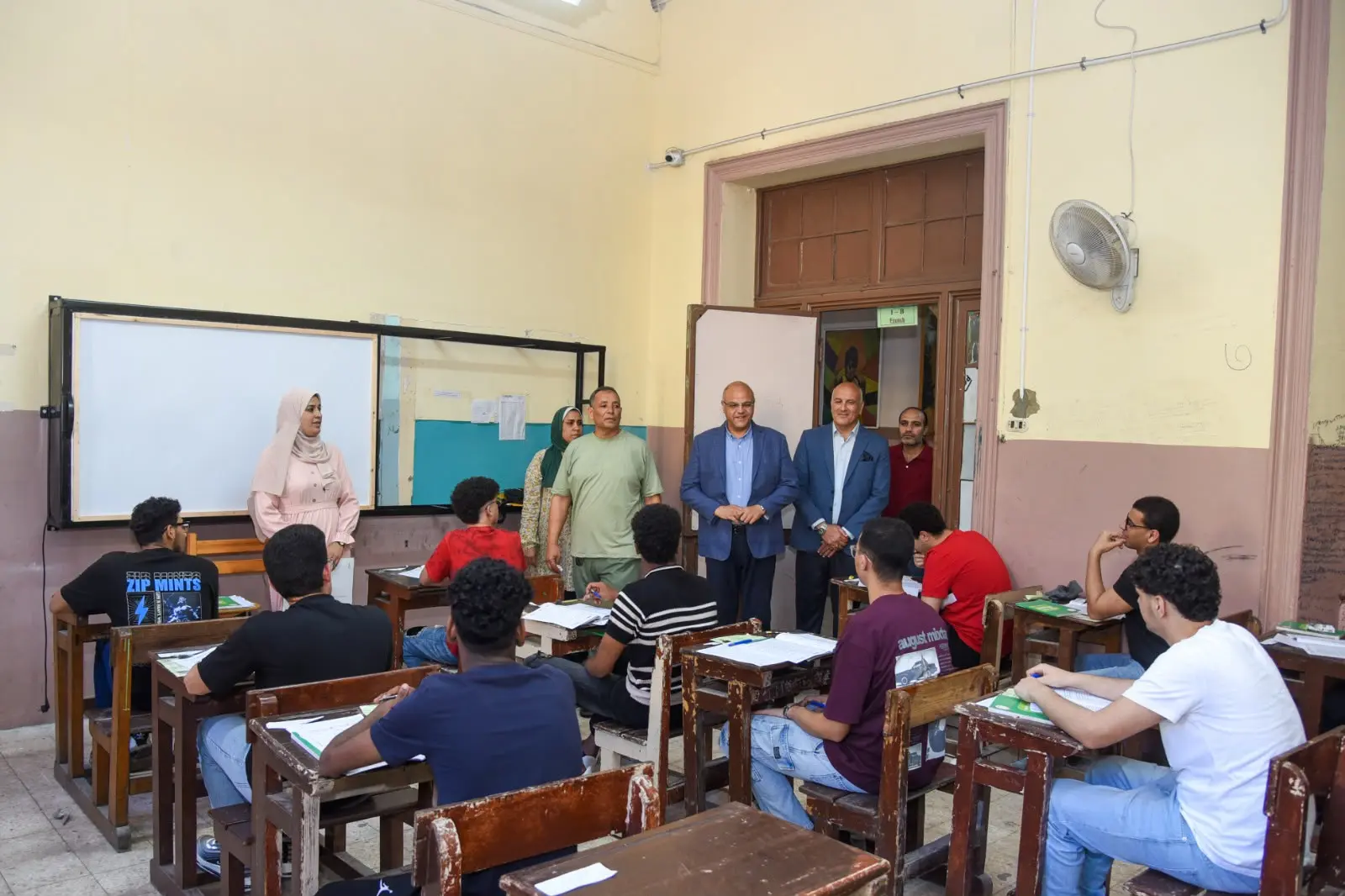 طلاب الثانوية العامة يشكون صعوبة امتحان العربي 2026.. أسئلة النحو تثير الجدل وقلق أمام اللجان