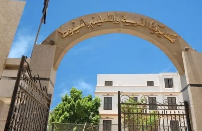 أسماء أوائل الشهادة الإعدادية بأسيوط.. 10 طلاب يحصدون الدرجة النهائية بنسبة 100%