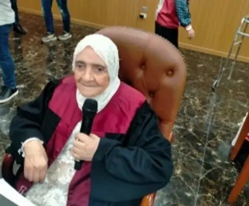 باحثة بعمر 83 عامًا تنال الدكتوراه بمرتبة الشرف الأولى بجامعة المنصورة