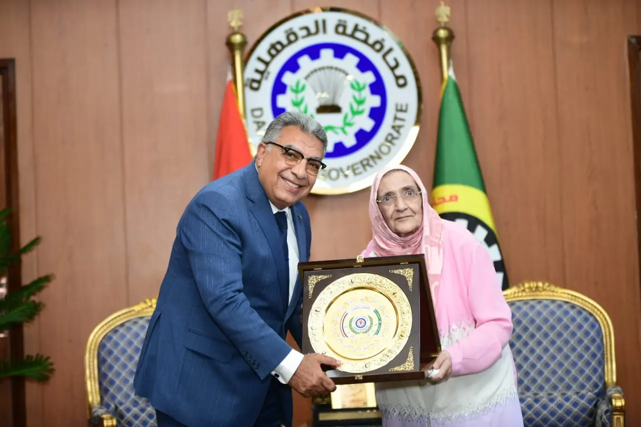 محافظ الدقهلية يكرّم آمال إسماعيل بعد نيل الدكتوراه في سن 83 عامًا.. قصة كفاح تلهم الجميع