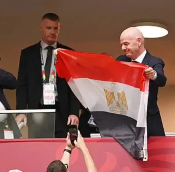 بعد الانتقادات العالمية.. رئيس الفيفا يرفع علم مصر عقب تأهل الأرجنتين