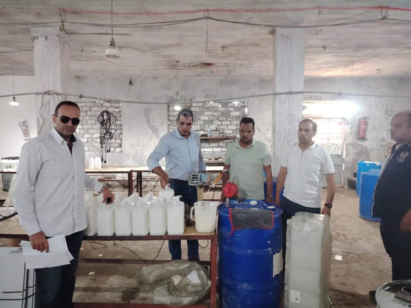 ضبط مصنع غير مرخص لتقليد المبيدات الزراعية بالبحيرة