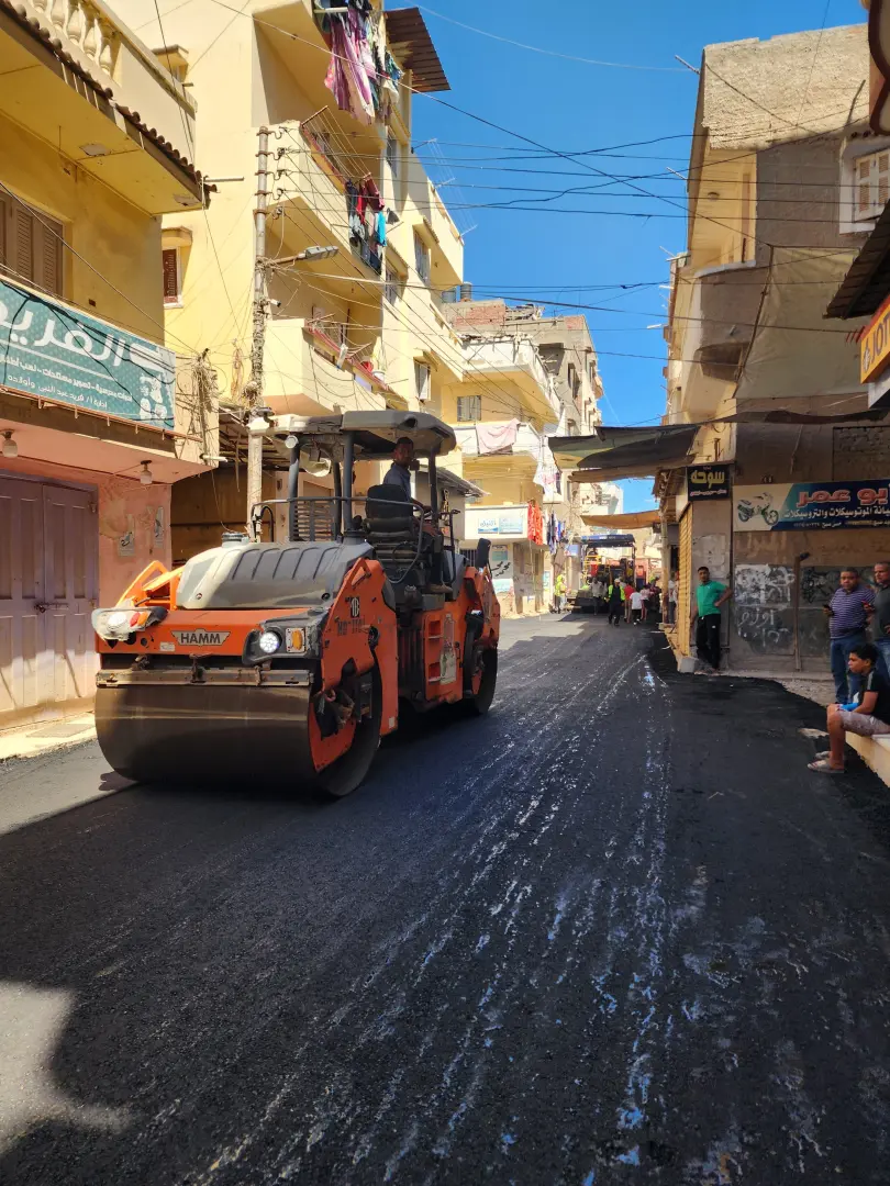 شارع البحر يتغير بالكامل.. رصف أحد أهم شرايين إدكو بطول 1.5 كيلومتر
