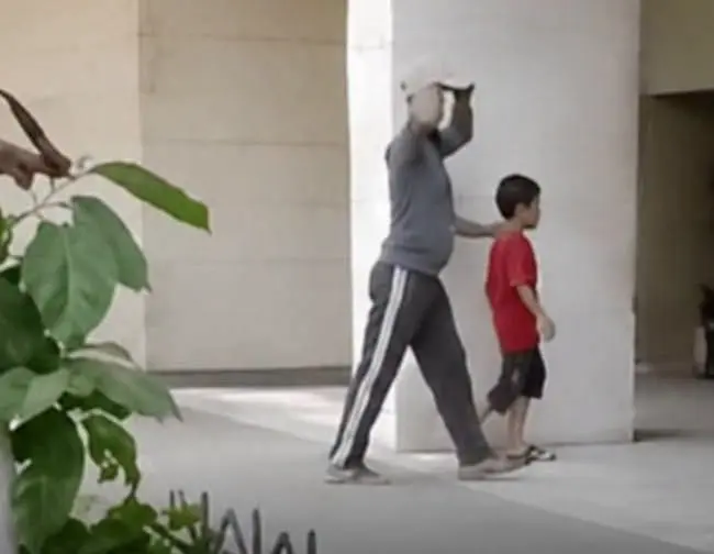 بعينين ابنه يواصل العمل.. أب كفيف يلهم الملايين بقصة كفاحه