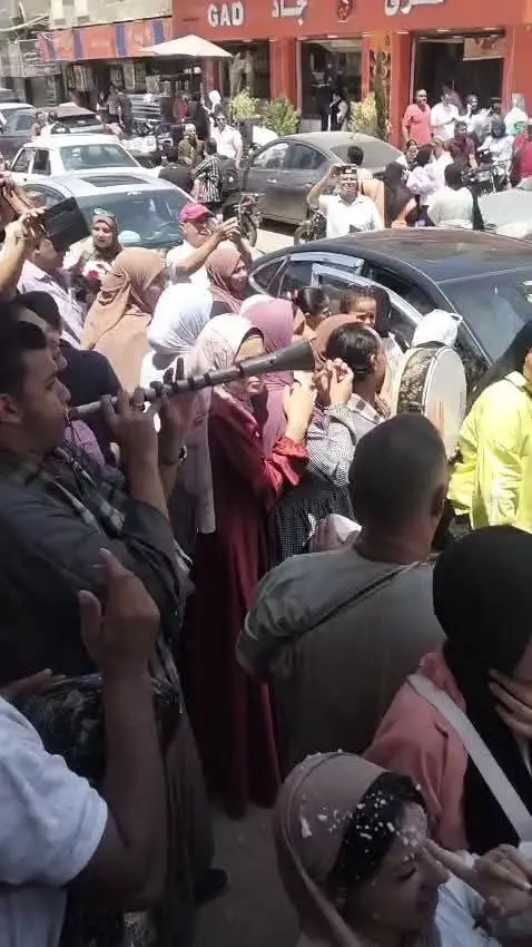 بالطبل والمزمار.. طلاب بني سويف يحتفلون بختام الثانوية العامة