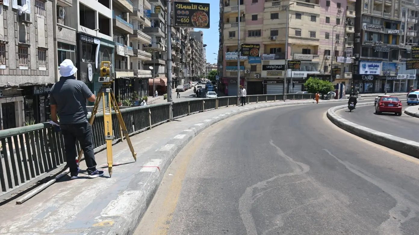 محافظ البحيرة توجه بفحص الفواصل المعدنية لكوبري دمنهور العلوي تمهيدًا لصيانته - img 20260721 wa00681