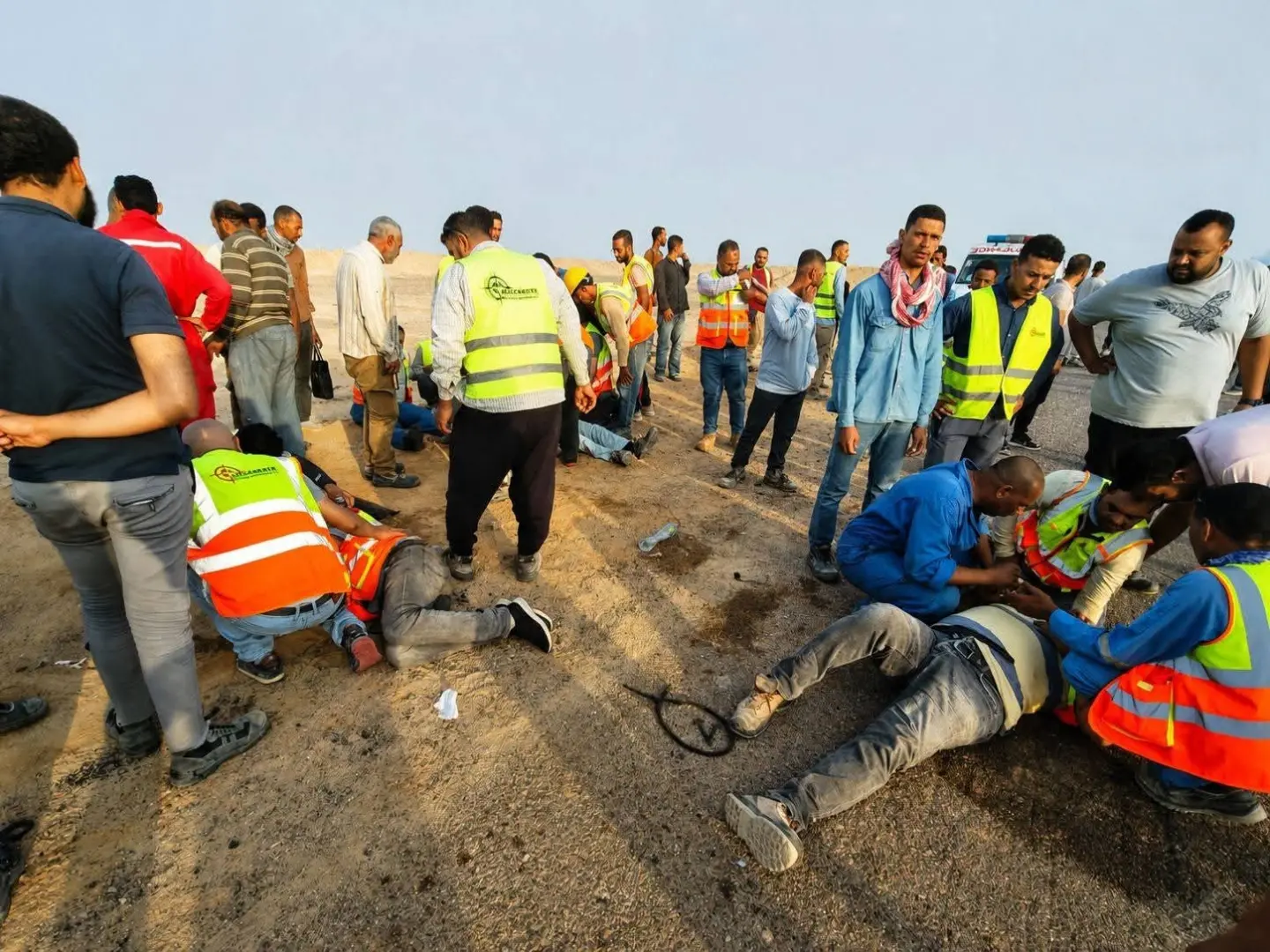 في طريقهم للقمة العيش.. إصابة 14 عاملًا إثر انقلاب ميكروباص برأس غارب