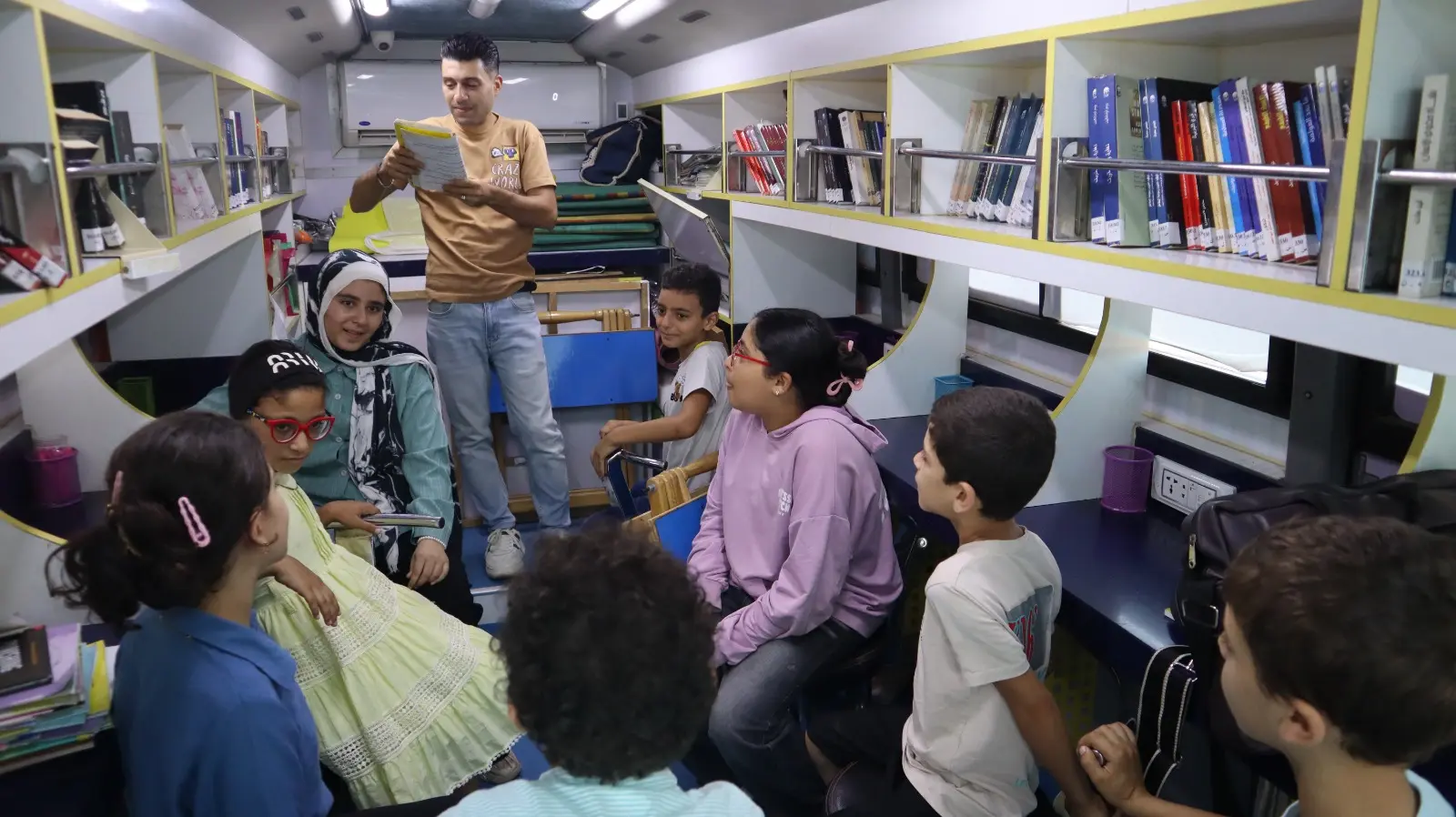 المكتبة المتنقلة تقتحم إدكو.. تعليم وترفيه وواقع افتراضي للأطفال