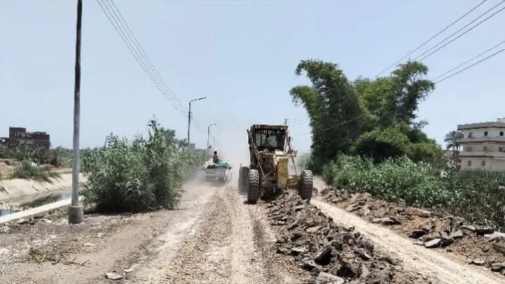 دفعة جديدة لتطوير طرق البحيرة.. بدء رصف جسر ترعة فرهاش بكوم حمادة