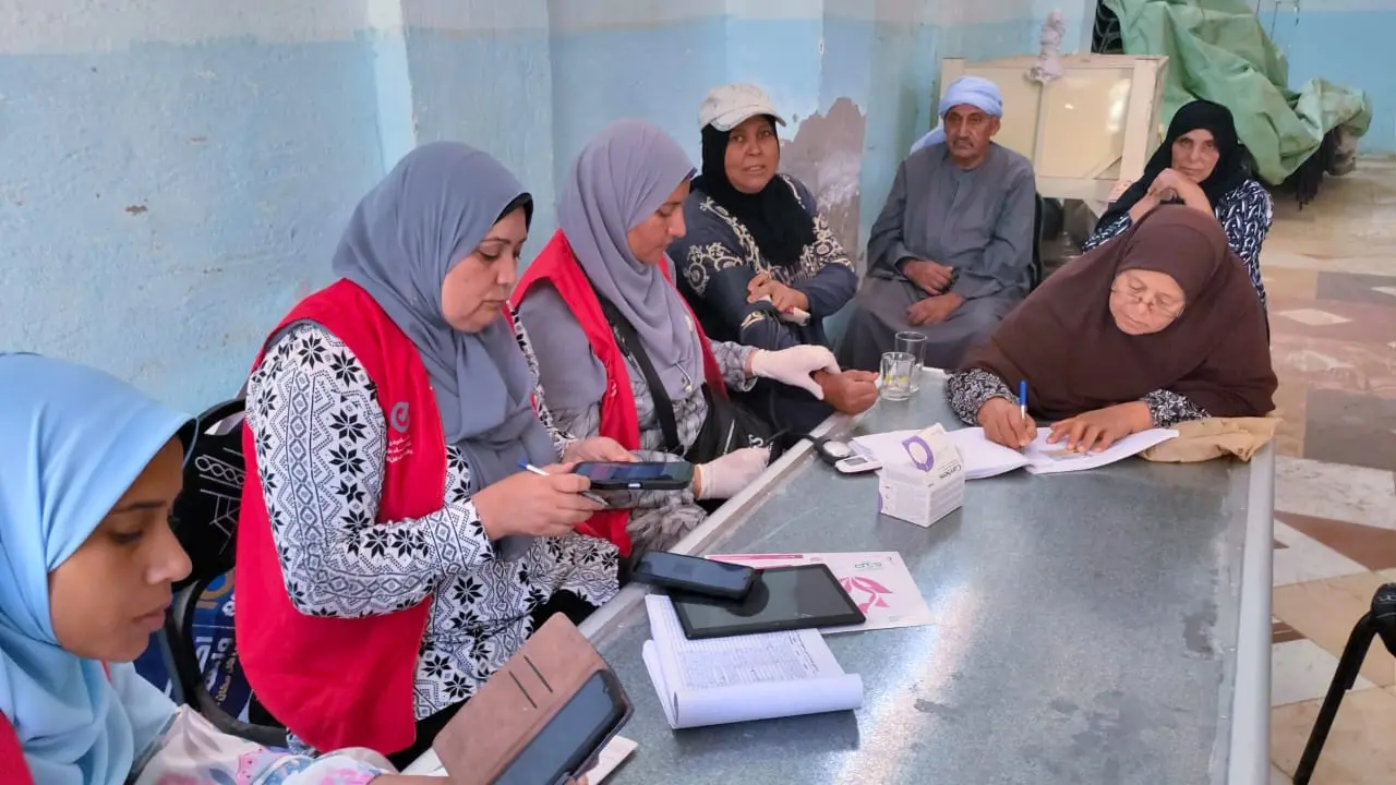723 مواطنًا يستفيدون من قافلة سكانية شاملة في المحمودية