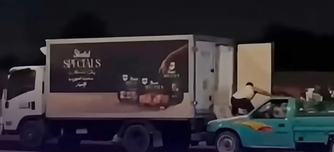 بطريقة أفلام الأكشن.. ضبط متهم بسرقة بضائع من سيارة نقل أثناء سيرها