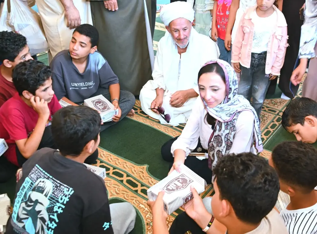 حلوى المولد.. محافظ البحيرة تفاجئ أطفال الحمراء داخل المسجد