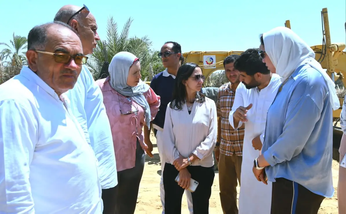 محافظ البحيرة تتفقد عددًا من الطرق الجاري تنفيذها بقرية الحمراء بوادي النطرون
