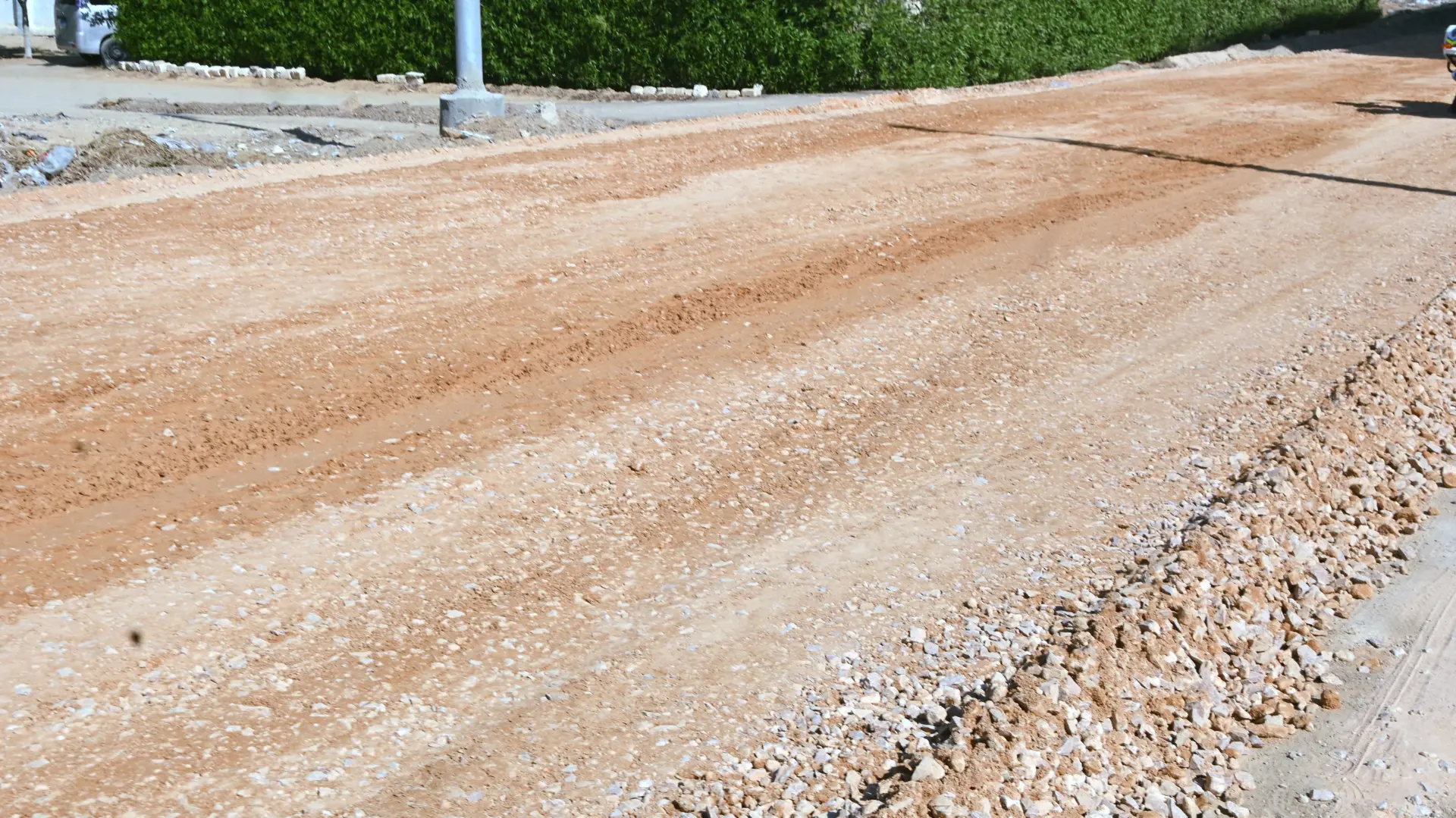 محافظ البحيرة تتفقد عددًا من الطرق الجاري تنفيذها بقرية الحمراء بوادي النطرون - img 20260827 wa0075