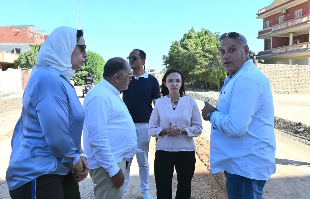 محافظ البحيرة تتفقد عددًا من الطرق الجاري تنفيذها بقرية الحمراء بوادي النطرون - img 20260827 wa0076