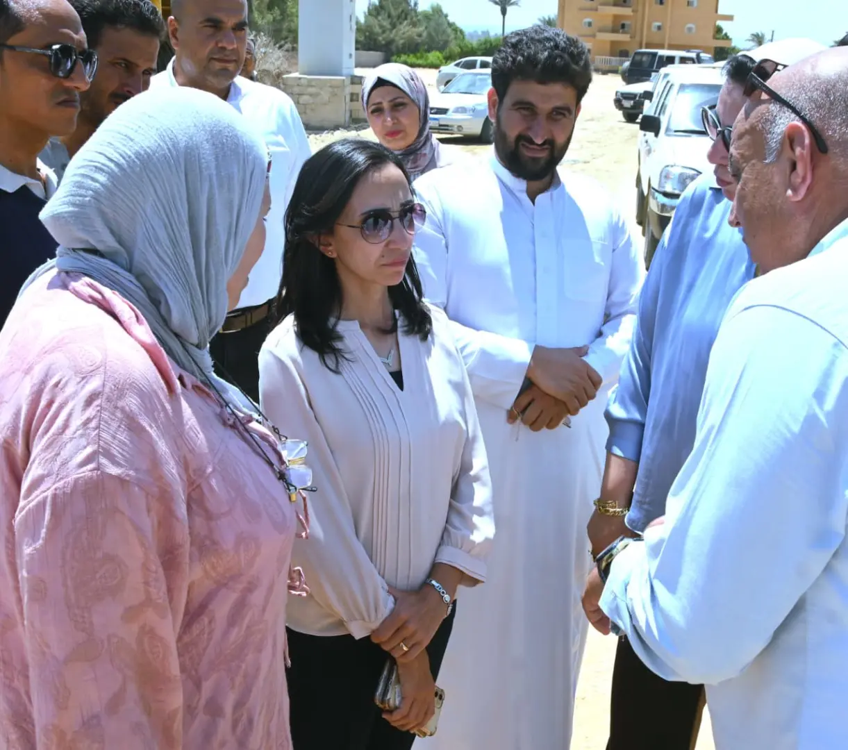 محافظ البحيرة تتفقد عددًا من الطرق الجاري تنفيذها بقرية الحمراء بوادي النطرون - img 20260827 wa0083