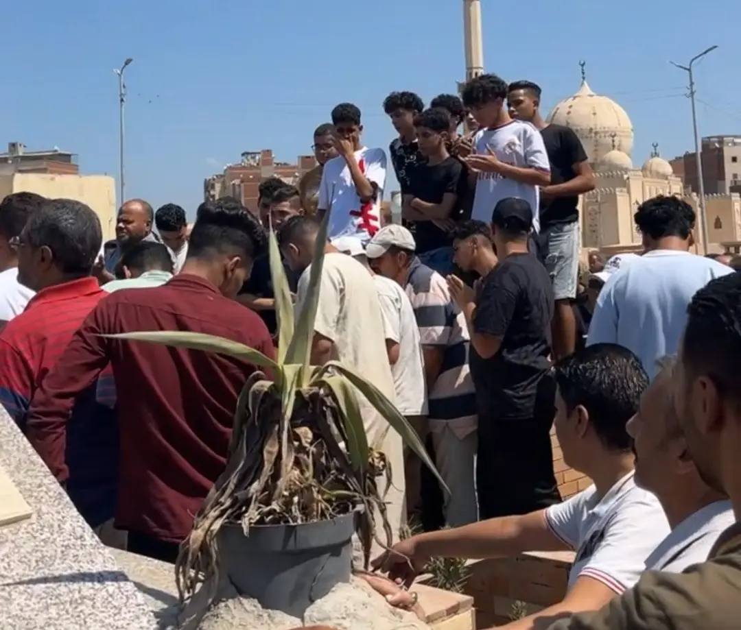 مأساة في دمنهور.. تشييع جثمان طالب لقي مصرعه من الطابق التاسع