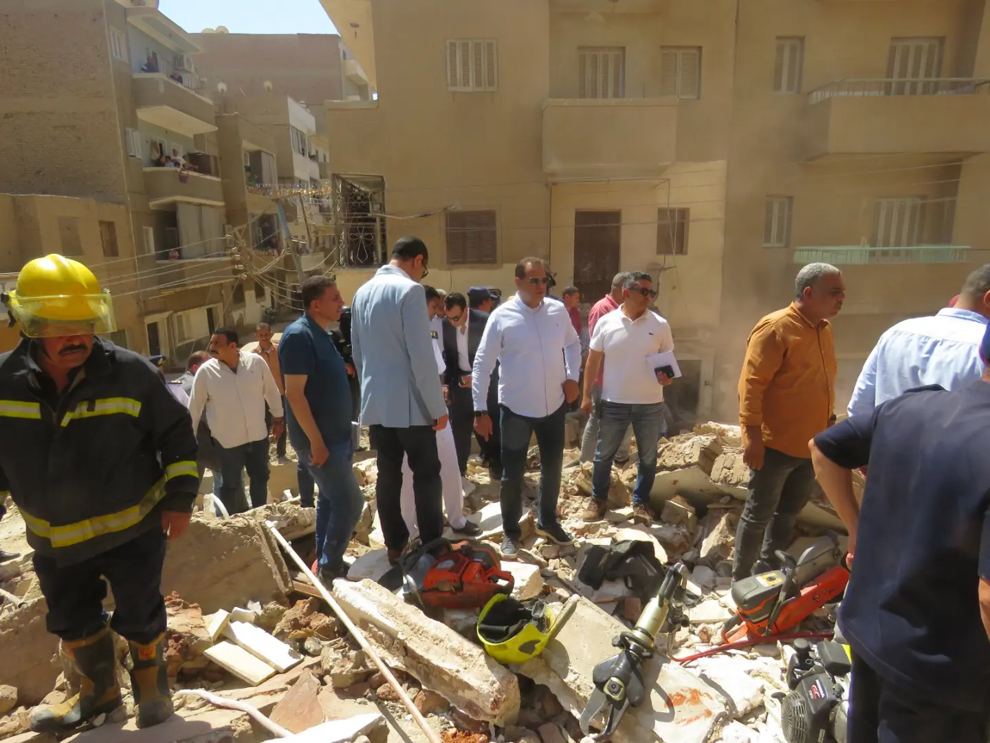 مدير أمن المنيا يتابع إنقاذ الطبيبة وانتشال جثمان والدتها من أسفل أنقاض العقار المنهار